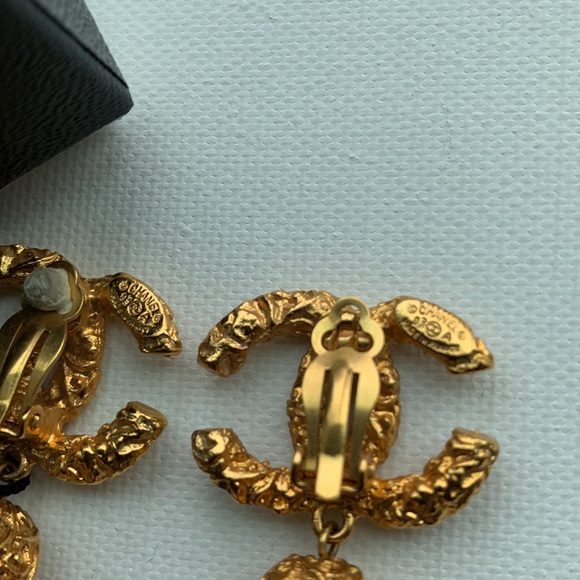 CHANEL Vintage ⭐️ RARE Real Gold Florentine Tassel Fringe Filigree Clip Earrings - Picture 13 of 16